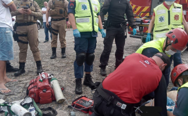 Homem morre após ajudar motociclista a retirar pneu da canaleta em Urussanga