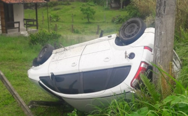 Mulher fica ferida após saída de pista e capotamento