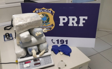 PRF apreende 10 kg de cocaína em Araranguá