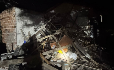 Botijão explode, destrói casa e deixa idoso ferido em Criciúma