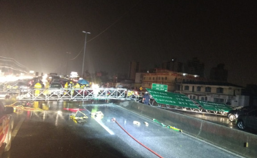 Pórtico da BR-101 cai e atinge três veículos