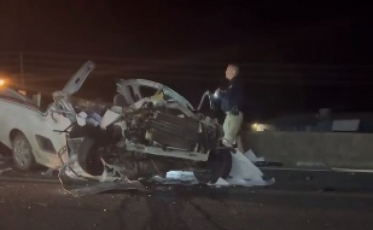 Porto Belo: Caminhão na contramão bate em carro para fugir de bloqueios  