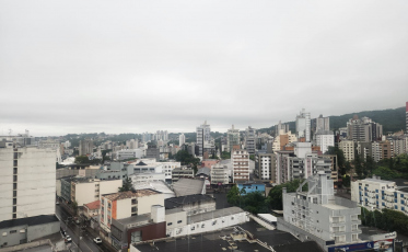((Áudio)) Frente fria chega à região e traz chuva