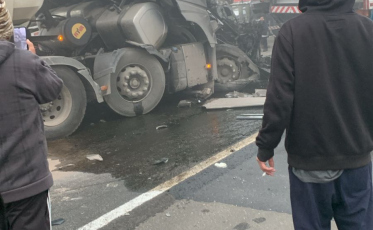 [Vídeo] Engavetamentos interditam totalmente pista da BR-101 em Sangão