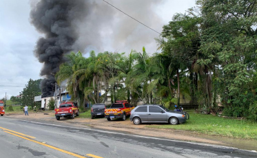 Incêndio de grandes proporções atinge empresa em Urussanga 