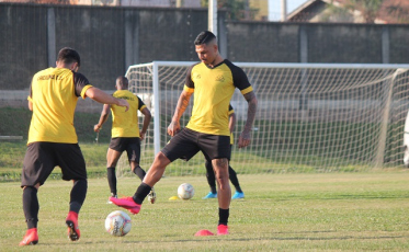 Roberto Cavalo comanda treino técnico no CT