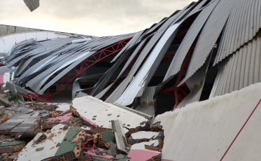 Ginásio de esportes desaba em Turvo