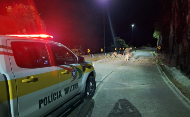 Queda de barreira deixa o trânsito em meia pista na Serra do Rio do Rastro