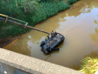 Carro cai em rio na avenida Universitária