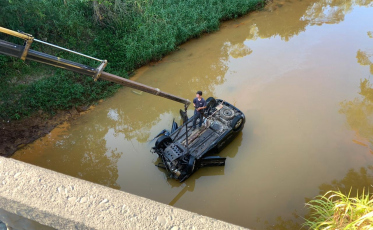 Carro cai em rio na avenida Universitária