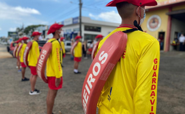 Batalhão de Bombeiros Militar realiza formatura de guarda-vidas civis e entrega de equipamentos