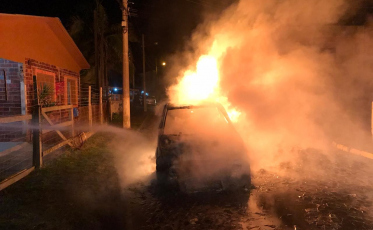 Veículo é destruído pelas chamas em Passo de Torres