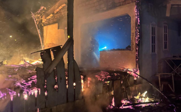 Fogo atinge casa e moradora precisou de atendimento médico