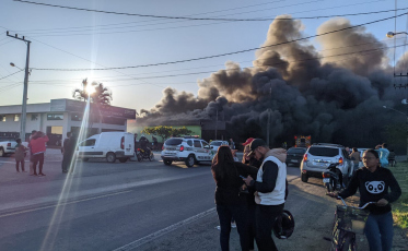 Forquilhinha: quatro carros e um trator ficam destruídos em incêndio na oficina automotiva (FOTOS e VÍDEO)