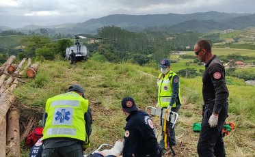 Atingida por trator, grávida é resgatada de helicóptero