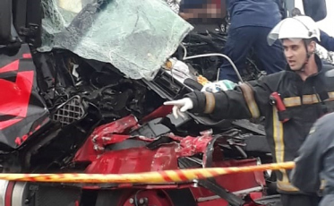 Acidente grave com engavetamento de três carretas em Laguna