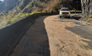 Caminhão derrama óleo na pista da Serra do Rio do Rastro