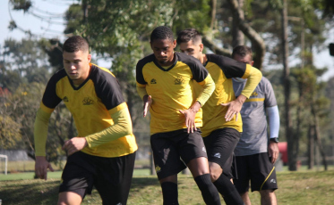 Criciúma realiza treino tático em Curitiba