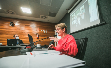 Covid-19: Deputados cobram de Moisés data para início da vacinação de professores