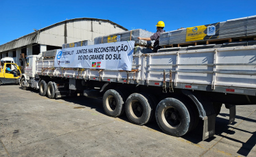 Imbralit doa 100 toneladas de telhas para famílias no RS