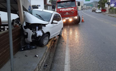Motorista perde o controle e bate em sorveteria de Jaguaruna