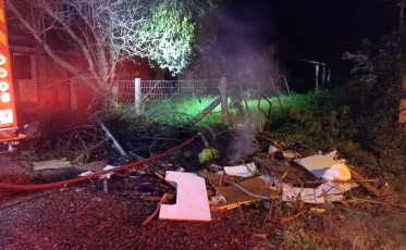 Bombeiros combatem incêndio em lixo na frente de casa abandonada em Santa Rosa do Sul