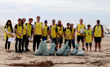 Acadêmicos e professores da Unesc recolhem 26 kg de lixo na orla do Balneário Rincão