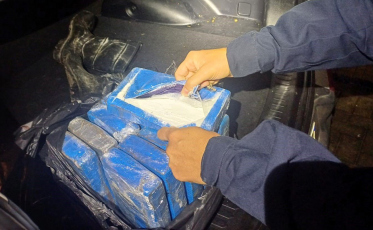 Dupla é presa com 12kg de cocaína na BR-101 em Laguna