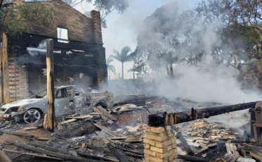 Galpão misto é destruído por incêndio em Sangão 