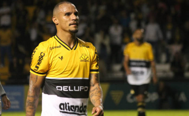 Arilson comemora renovação com o Criciúma e projeta duelo diante do líder