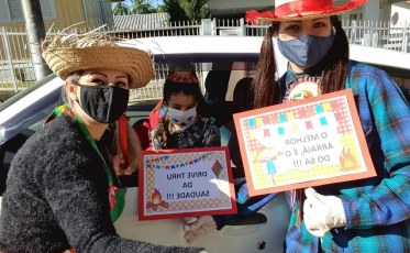 Alunos do CEIM Criança Feliz se divertem no drive thru julino