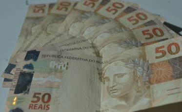 Número de brasileiros com dívidas cresce no fim de 2020