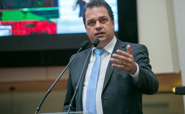 Moisés está disposto a receber a proposta de retorno do futebol, diz Minotto