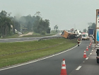 Carreta tombada é retirada da pista e trânsito é normalizado na BR-101 em Içara
