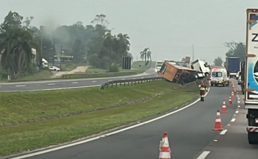 Carreta tombada é retirada da pista e trânsito é normalizado na BR-101 em Içara