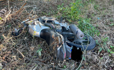 Acidente entre moto e caminhão deixa jovem gravemente ferido