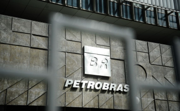 Após encostar nos R$ 6, dólar recua e fecha o dia em R$ 5,82