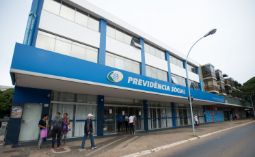 Prova de vida para segurados do INSS é suspensa até fim do ano