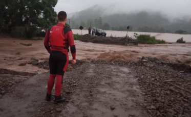 (Vídeos) Jacinto Machado: Quatro homens ficam ilhados e são resgatados com trator