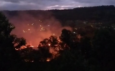 (Vídeo) Incêndio em vegetação mobiliza bombeiros por oito horas em Criciúma