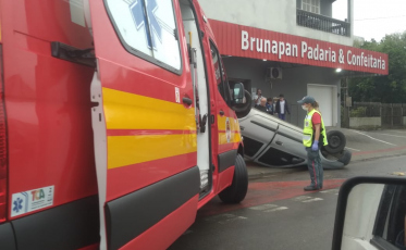 [Vídeo] Capotamento deixa trânsito lento no bairro São Luiz