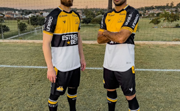 Criciúma lança novo uniforme principal com layout desenvolvido por torcedor