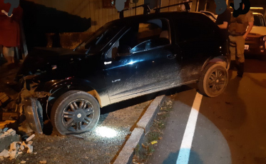 Homem bate contra muro de residência 