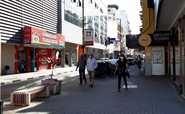 Comércio abre e CDL pressiona por volta dos shoppings e galerias