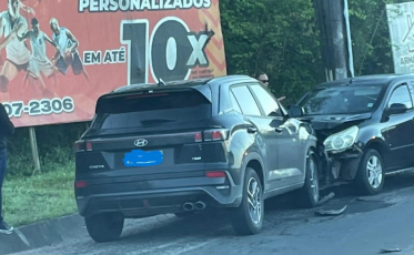 Acidente frontal entre dois carros complica trânsito na Avenida Luiz Rosso, em Criciúma