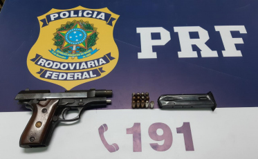 Em BMW, condutor apanhado armado e sem porte