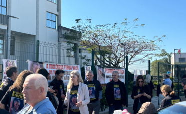 Família de empresário assassinado pede justiça em frente ao Fórum de Criciúma