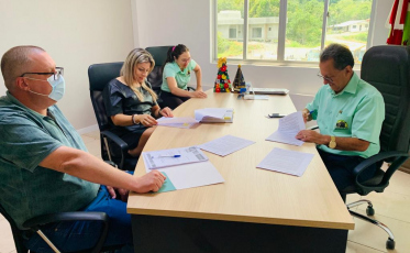 Prefeitura assina contrato para recebimento da Usina de Asfalto