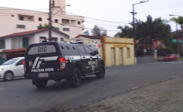 Polícia Civil prende dois por roubo armado em comércio