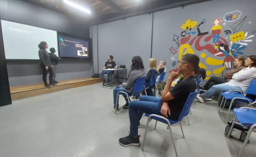 Inclusão digital: Abadeus prepara alunos de todas as idades para o mercado de trabalho